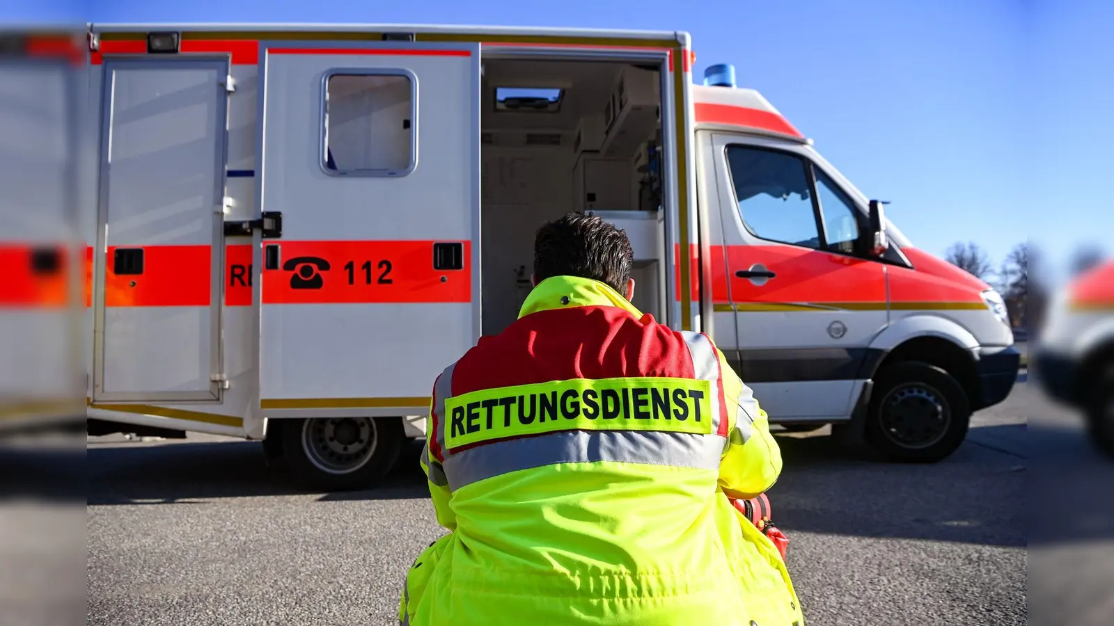 Mehrere Pfadfinder werden nach einer Fahrt in einem überhitzten Bus ins Krankenhaus gebracht.  (Symbolbild: Jens Kalaene/Symbolbild)