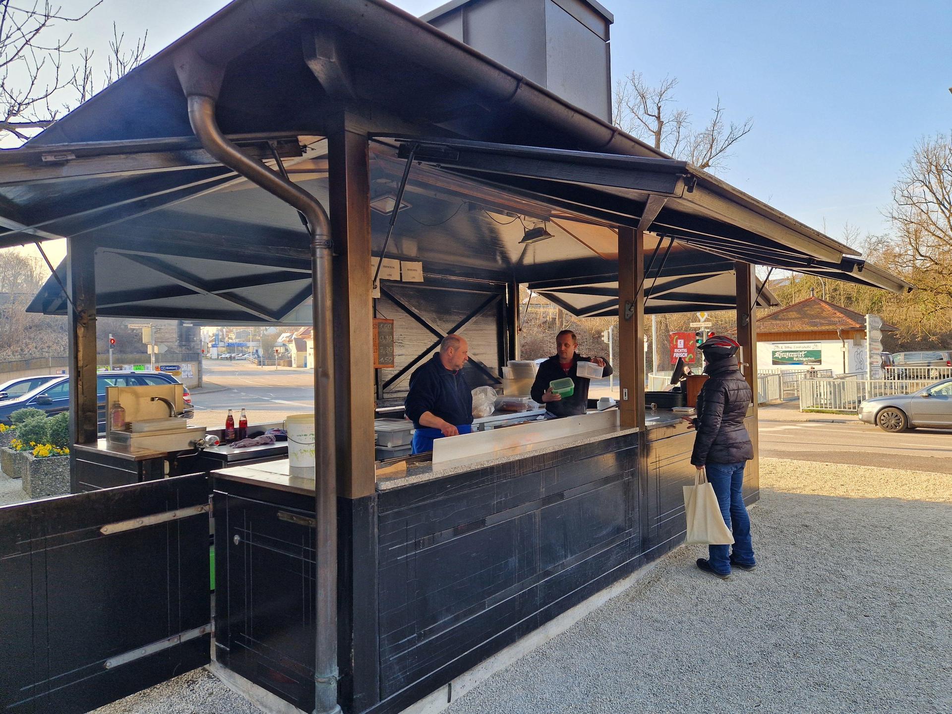 Die meisten Kunden kämen, um Essen mitzunehmen, heißt es vom Kreuzerwirt-Personal. Im Biergarten unter den alten Obst- und Kastanienbäume sitzen in diesen Tagen nur wenige – vielen sind die Temperaturen noch zu frisch. (Bild: Tobias Gräf)