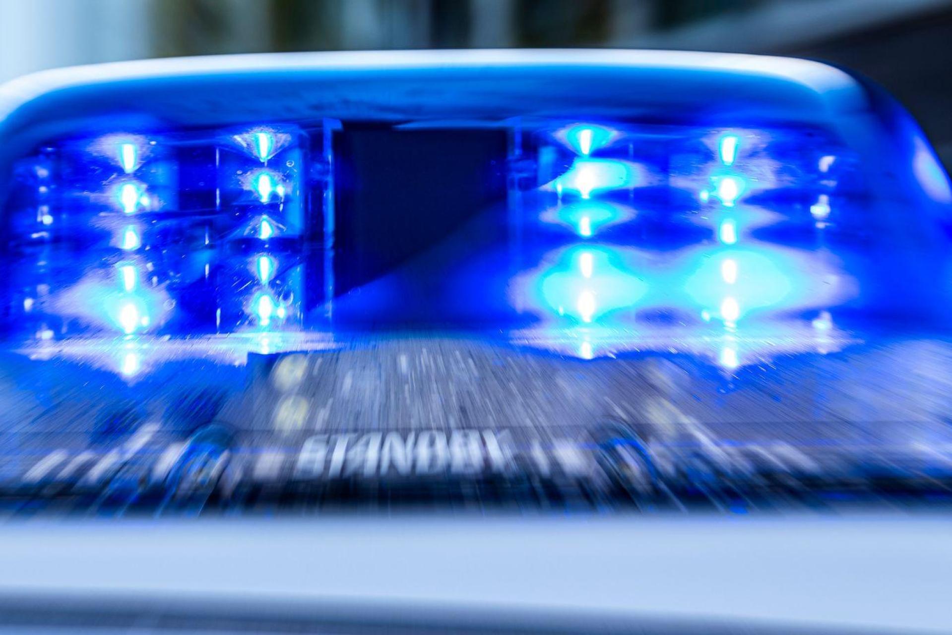 Ein geparkter Ford Puma wurde in Kümmersbruck beschädigt. (Symbolbild: David Inderlied/dpa)