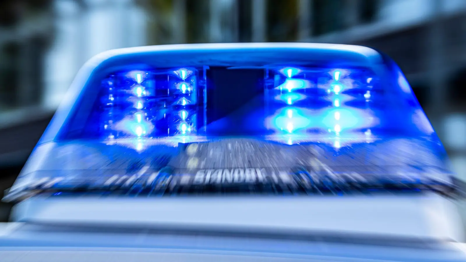 Ein geparkter Ford Puma wurde in Kümmersbruck beschädigt. (Symbolbild: David Inderlied/dpa)
