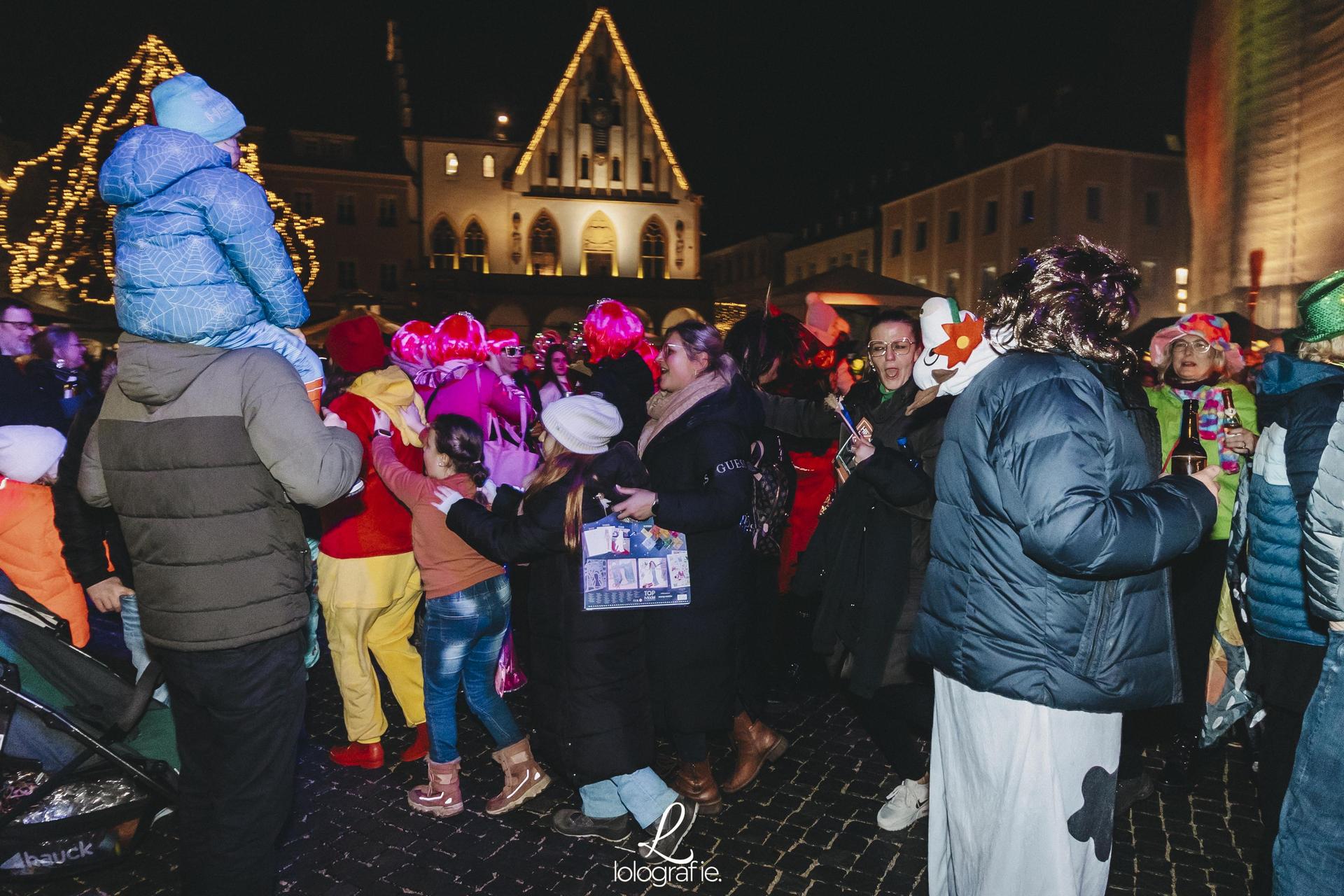 Hexennacht in Amberg. Die Fotos vom Weiberfasching am Marktplatz, exklusiv auf Amberg24.de (Bild: Lolografie)
