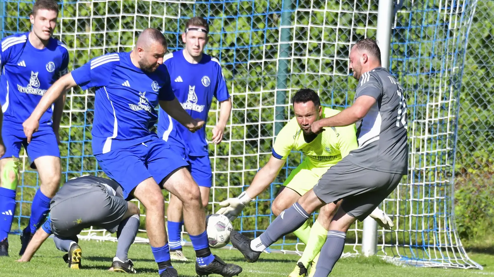 Torhüter Oliver Harsch-Hausmann (2.v.r.) wird kommende Saison Spielertrainer des SV Loderhof. Sein Vorgänger Oktay Türksever (2.v.l.) verlässt den Verein zum Sommer.  (Bild: Hubert Ziegler)