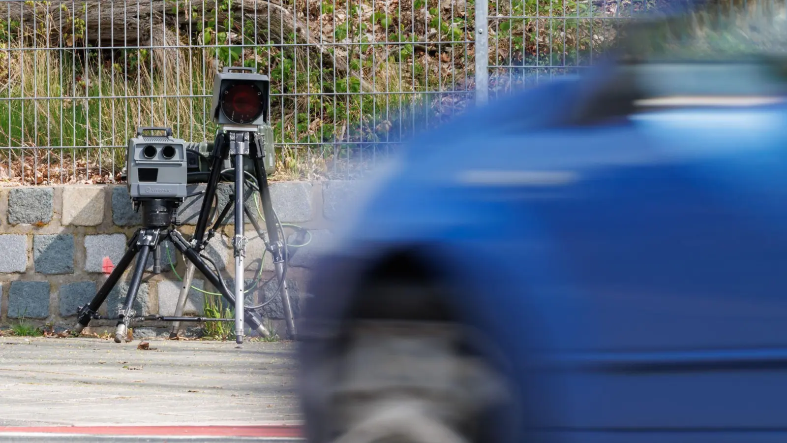 Auf der Staatsstraße 2166 bei Vilseck hat die VPI die Geschwindigkeit der Verkehrsteilnehmer gemessen.  (Bild: Daniel Karmann/dpa/Symbolbild)
