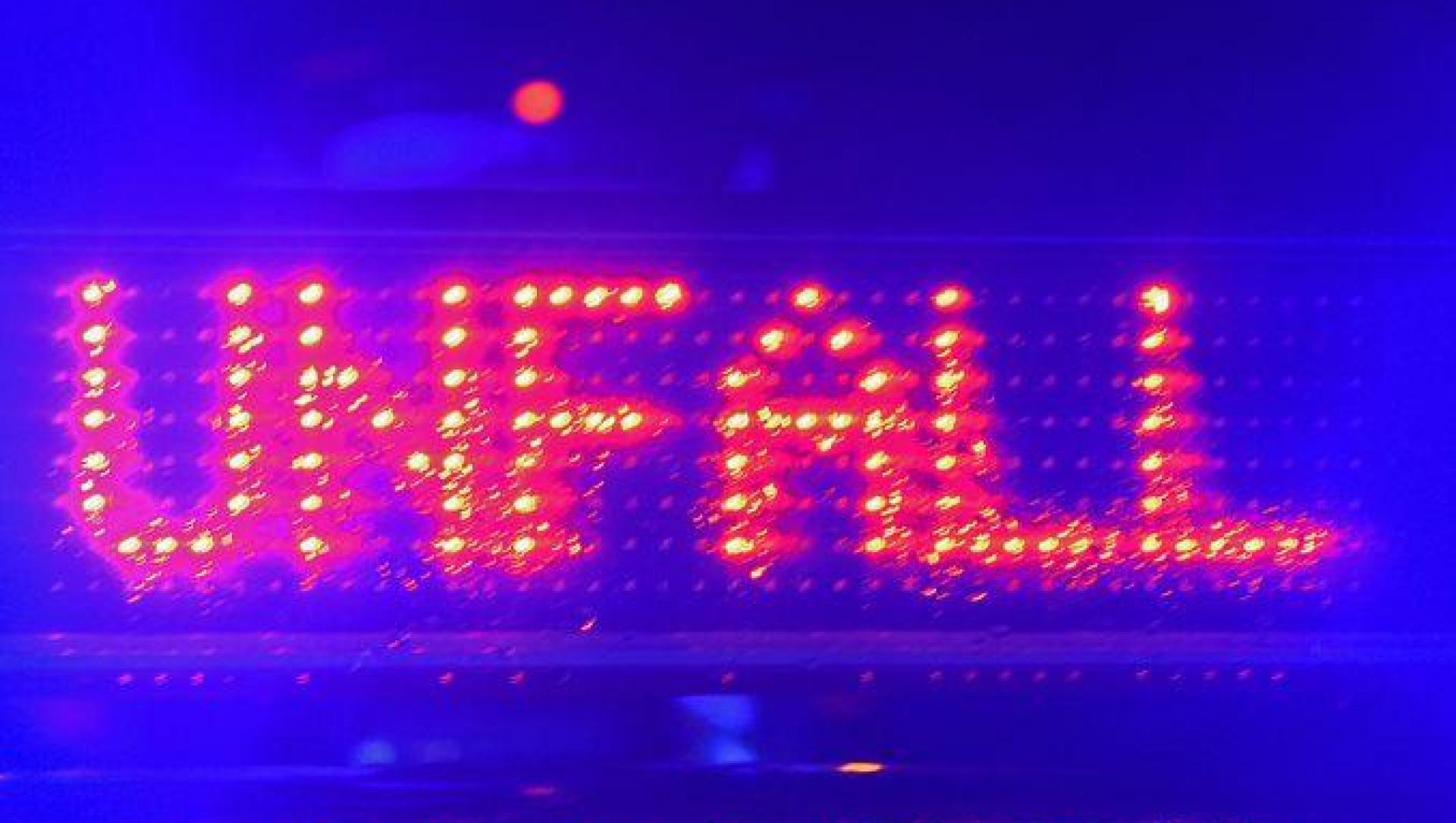 Nach dem schweren Auffahrunfall bei Illertissen war die Straße für mehrere Stunden gesperrt. (Symbolbild: Stefan Puchner/dpa)