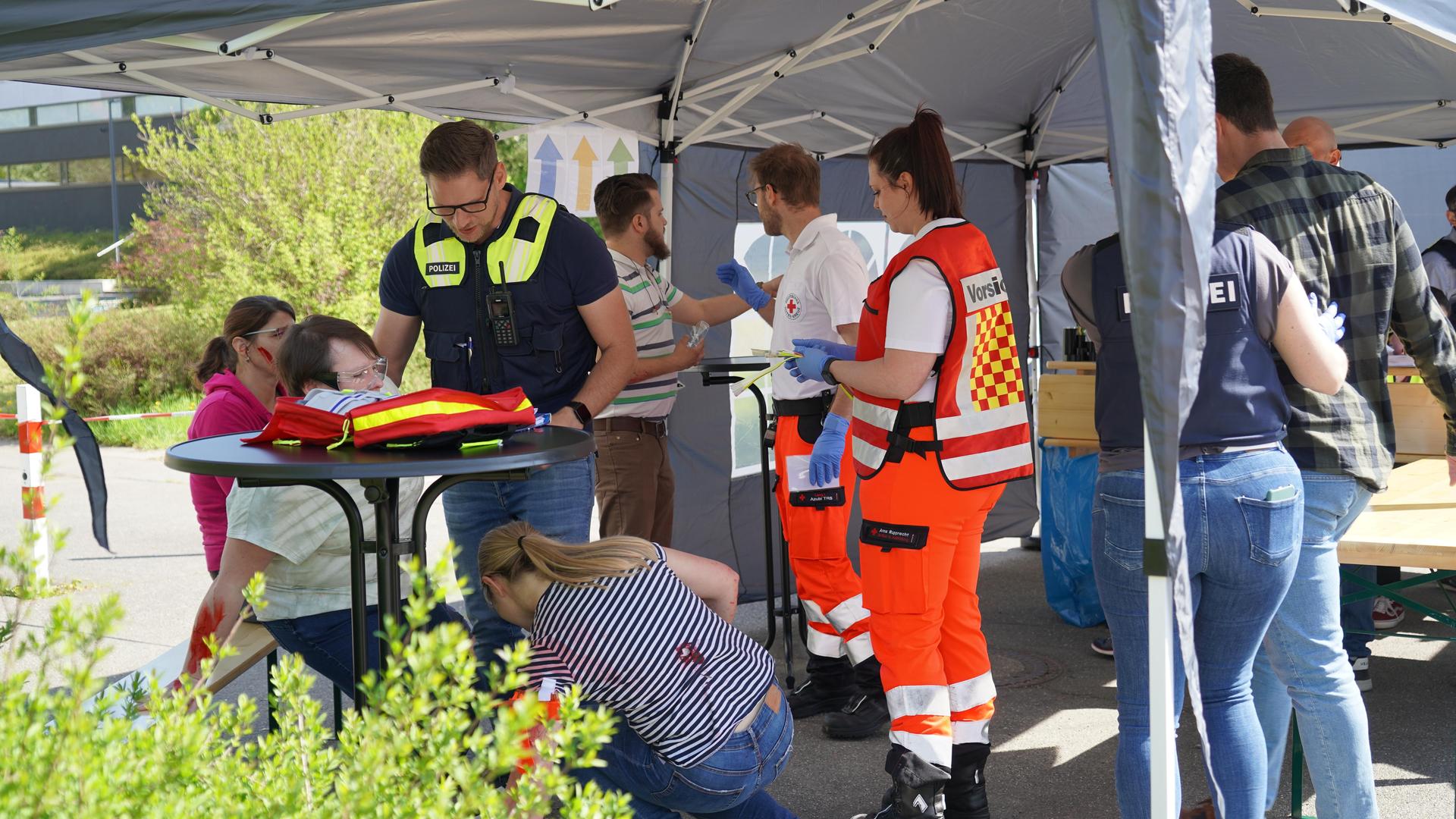 Die verletzten Personen wurden vom Rettungsdienst versorgt.  (Bild: mcl)