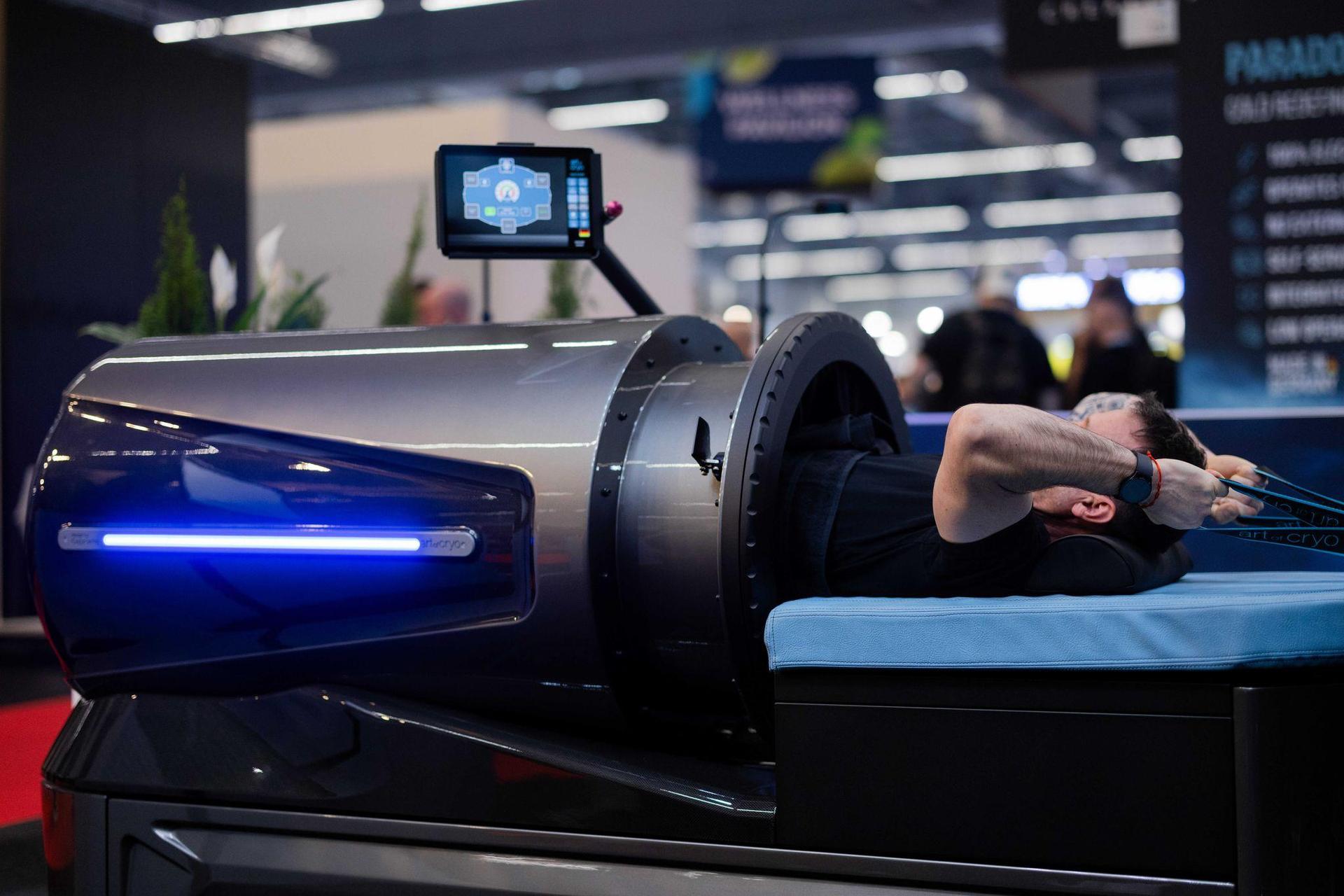 Mit den Armen trainieren, während der restliche Körper im „Flow System“ des Geräteherstellers Art of Cryo durch Über- und Unterdruck stimuliert wird. (Bild: Rolf Vennenbernd/dpa)