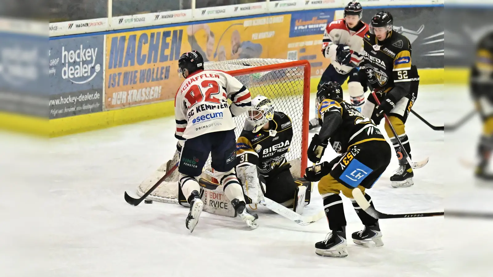 Zum Bayernliga-Saisonauftakt am 4. Oktober empfängt der ERSC Amberg den ESC Kempten. In der abgelaufenen Saison gewannen die Vilsstädter mit 4:2 (Szene). (Archivbild: Hubert Ziegler)