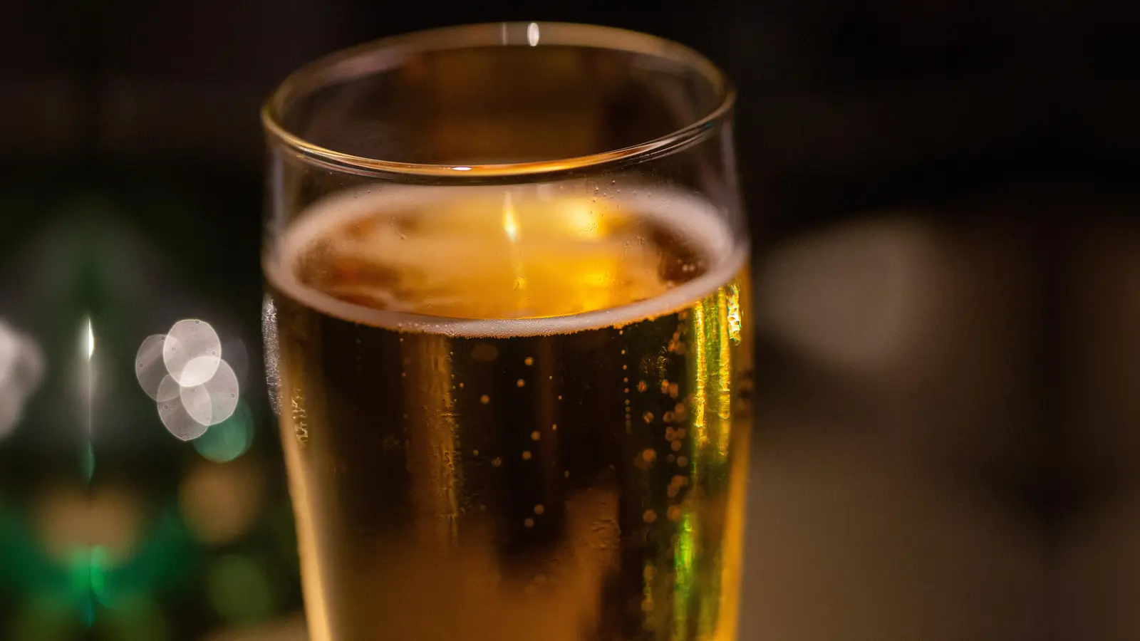 Eine 20-Jährige warf in Regensburg mit einem Bierglas nach einem Mann. (Symbolbild: Fernando Gutierrez-Juarez/dpa)