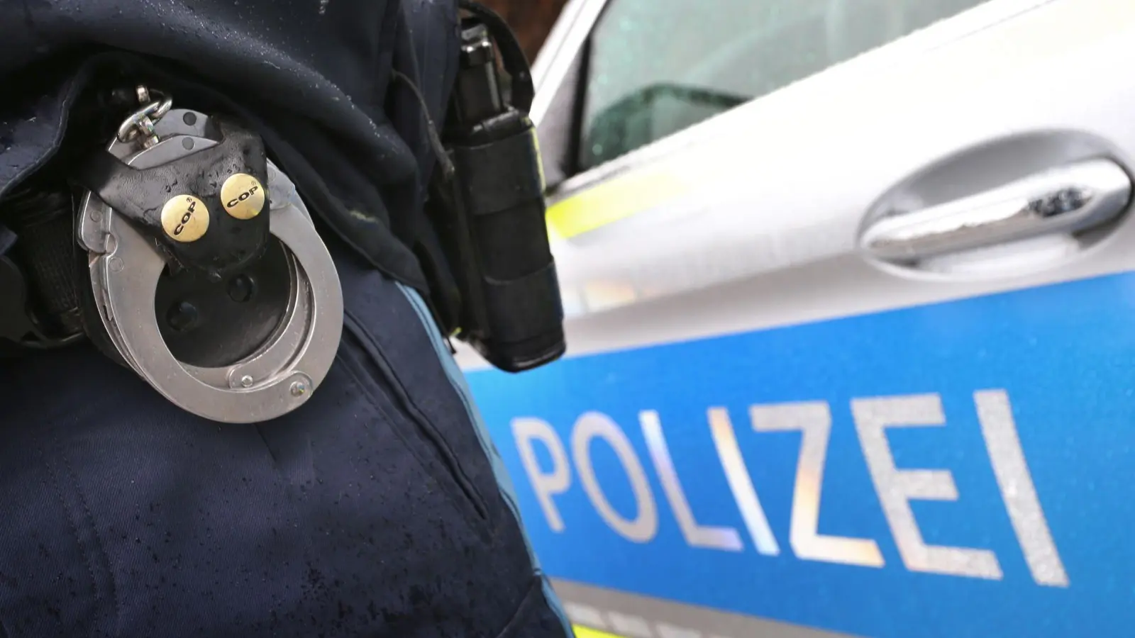 Die Polizei ermittelt den Mann kurz vor der Grenze nach Tschechien. (Symbolbild: Karl-Josef Hildenbrand/dpa)