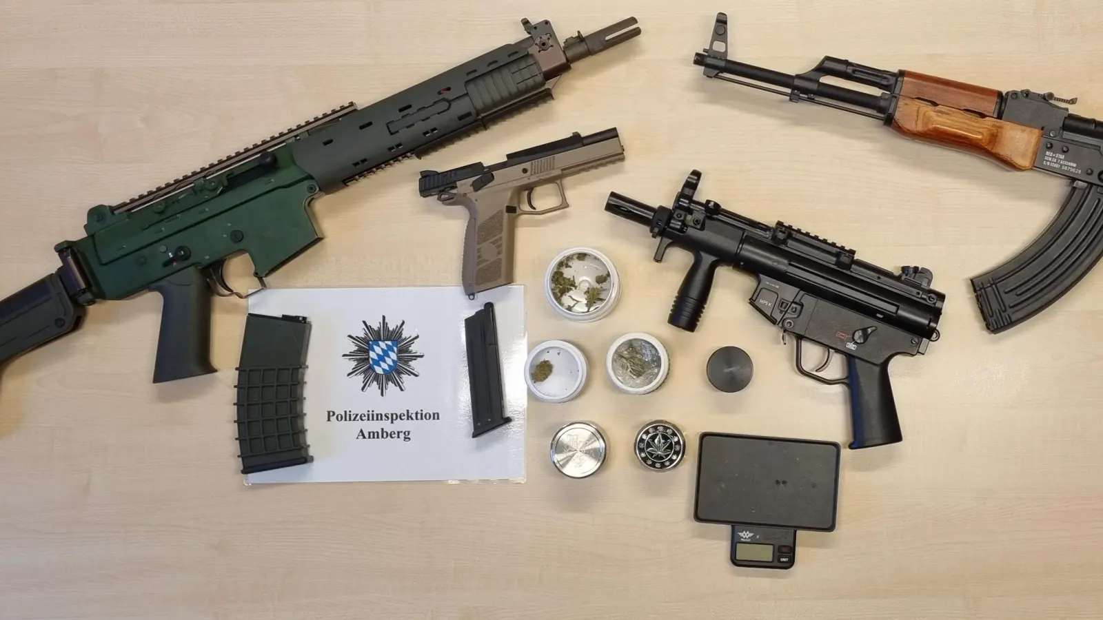 Die Polizeiinspektion Amberg konnte mehrere Soft-Air-Waffen sowie Betäubungsmittel sicherstellen. (Bild: PI Amberg)