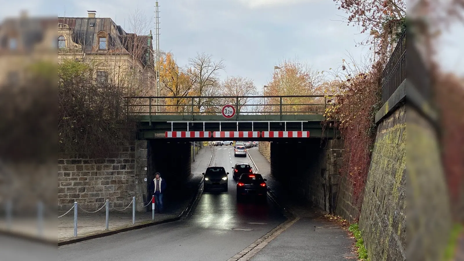 Dieser Abschnitt mit der Bahnunterführung wird für den Verkehr frei befahrbar bleiben, oberhalb des Kreisels nach dem Parkplatz des Klinikums St. Marien gibt es jedoch eine Vollsperrung. (Archivbild: ass)