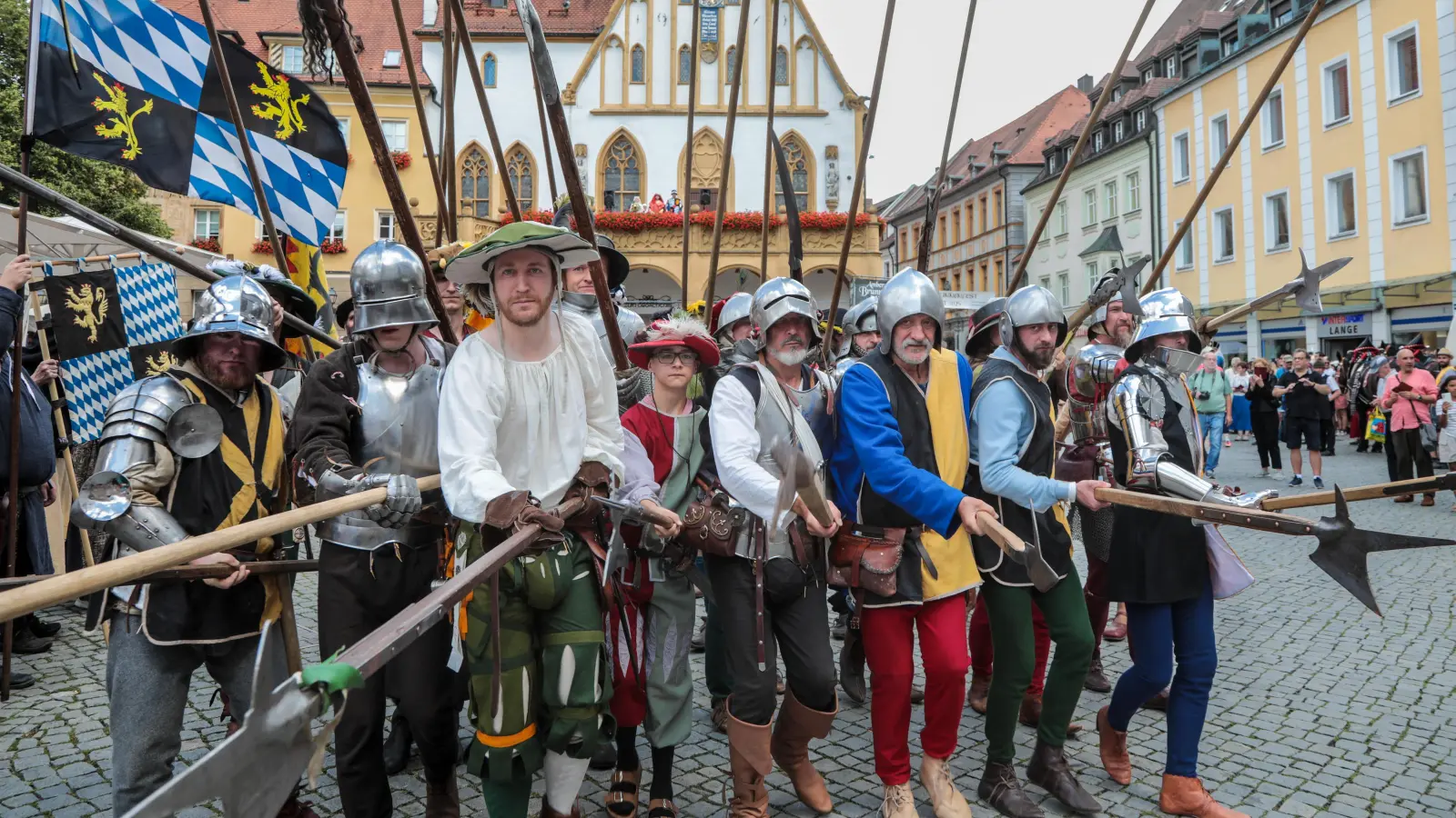 Amberger Brunnenfest. Der historische Festzug führte vom Malteserplatz durch die Fußgängerzone zum Marktplatz. (Bild: Wolfgang Steinbacher)