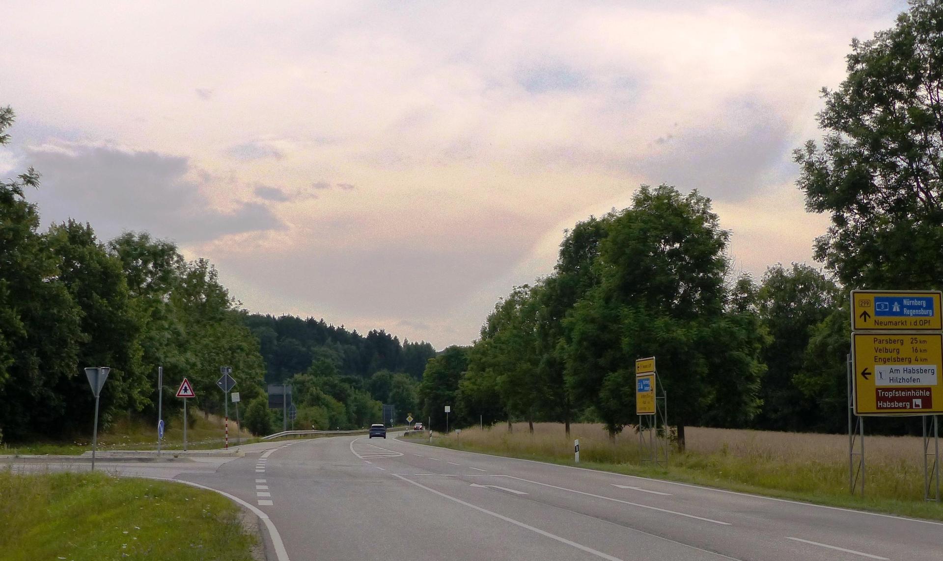 Hier links verläuft die Umleitung (Einmündung Hillohe) aus und nach Amberg in die B 299. (Bild: jp)