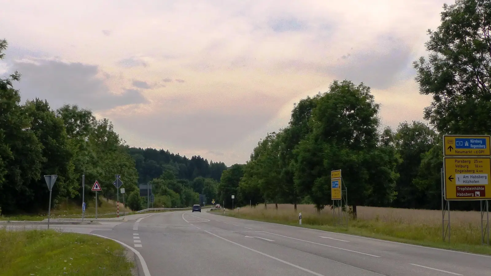 Hier links verläuft die Umleitung (Einmündung Hillohe) aus und nach Amberg in die B 299. (Bild: jp)