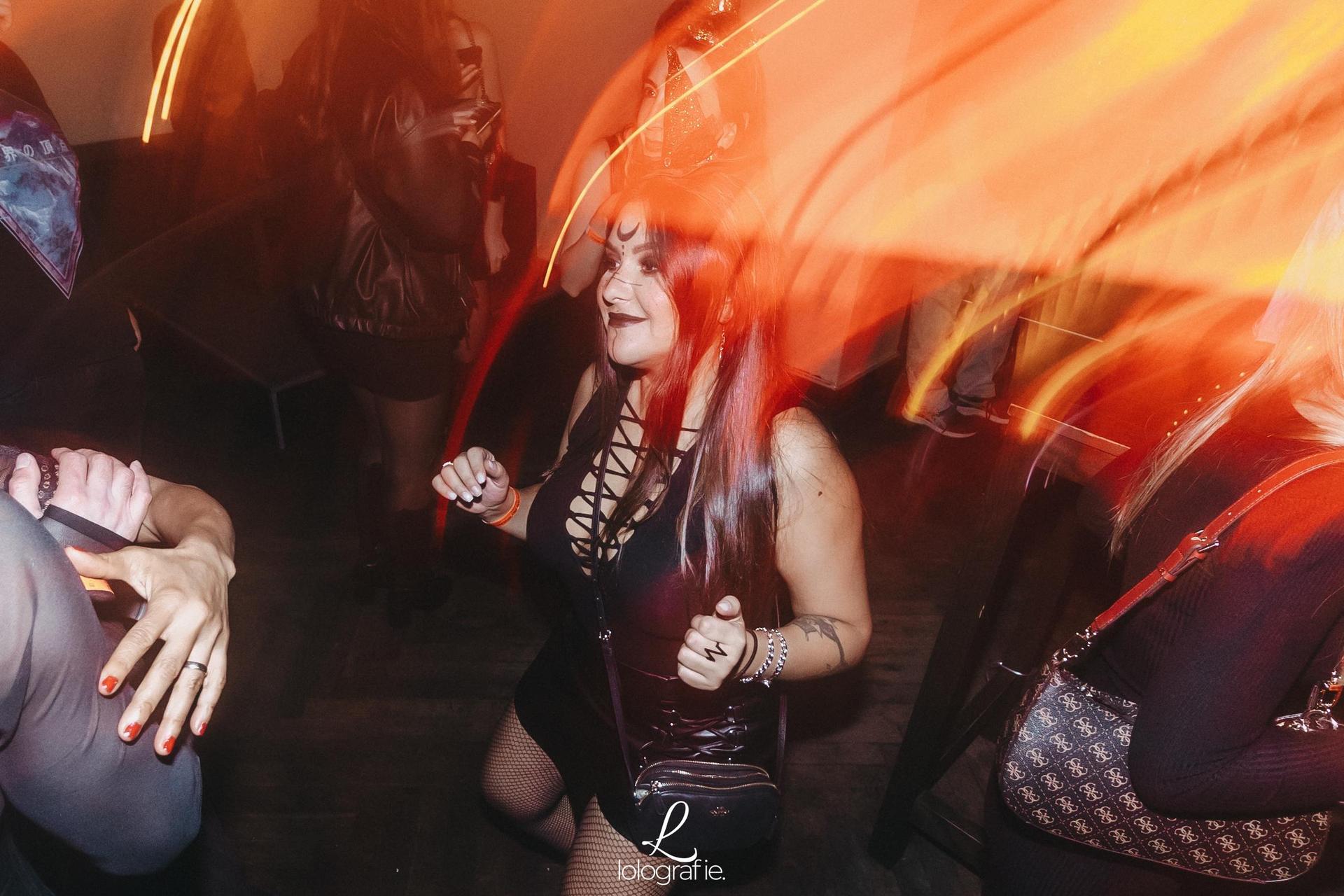„Creepy Carneval” - das war das Motto der Halloween-Nacht im Casino. Und creepy waren auch viele der Partygäste mit ihren Verkleidungen. (Bild: Leonie Hartung)