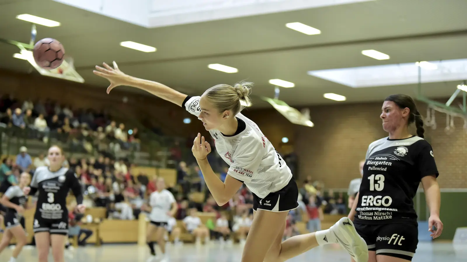 Mia Eichenmüller (Mitte)und ihre Teamkolleginnen vom HC Sulzbach fahren am Samstag Richtung Würzburg. (Bild: Hubert Ziegler)