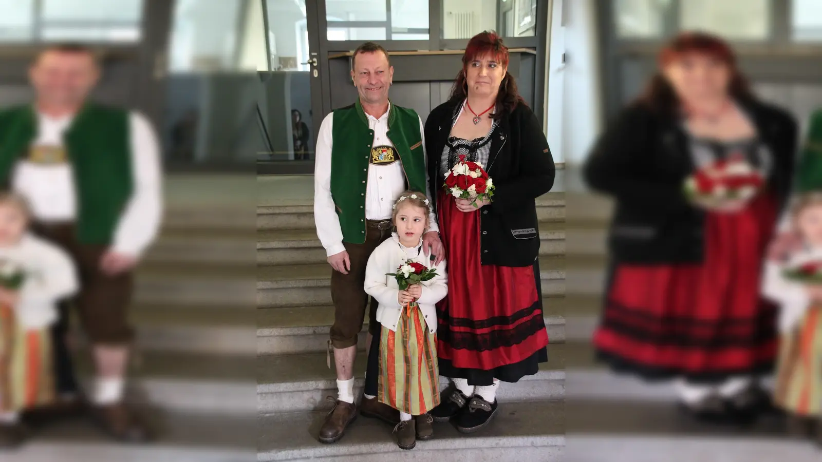 Das frisch vermählte Brautpaar Rainer und Pamela Seeharsch mit Tochter Pauline vor dem Standesamt in Kemnath. (Bild: soj)