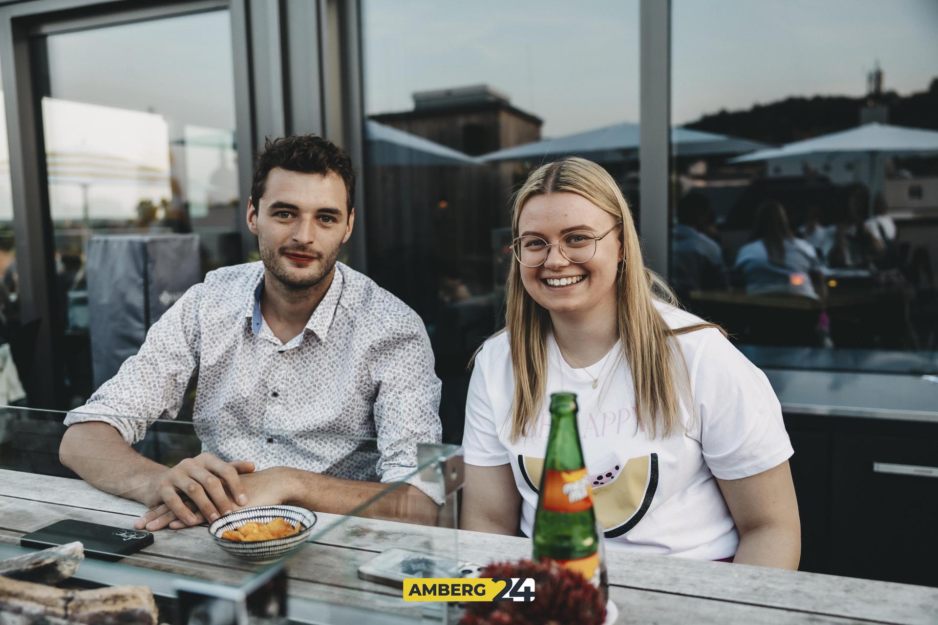 Ein Drink in der Hand, die Sonnenbrille auf der Nase und hinter der Stadt geht die Sonne unter – das ist der Vibe vom Sundowner in der Walküre Skybar. Das sind die besten Fotos vom Abend. (Bild: Lolografie)