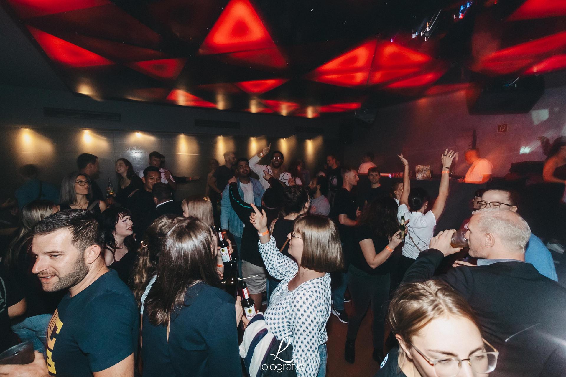 80's, 90's und 2000er: Die Fotos von Amberg tanzt im Trio. (Bild: Leonie Hartung)