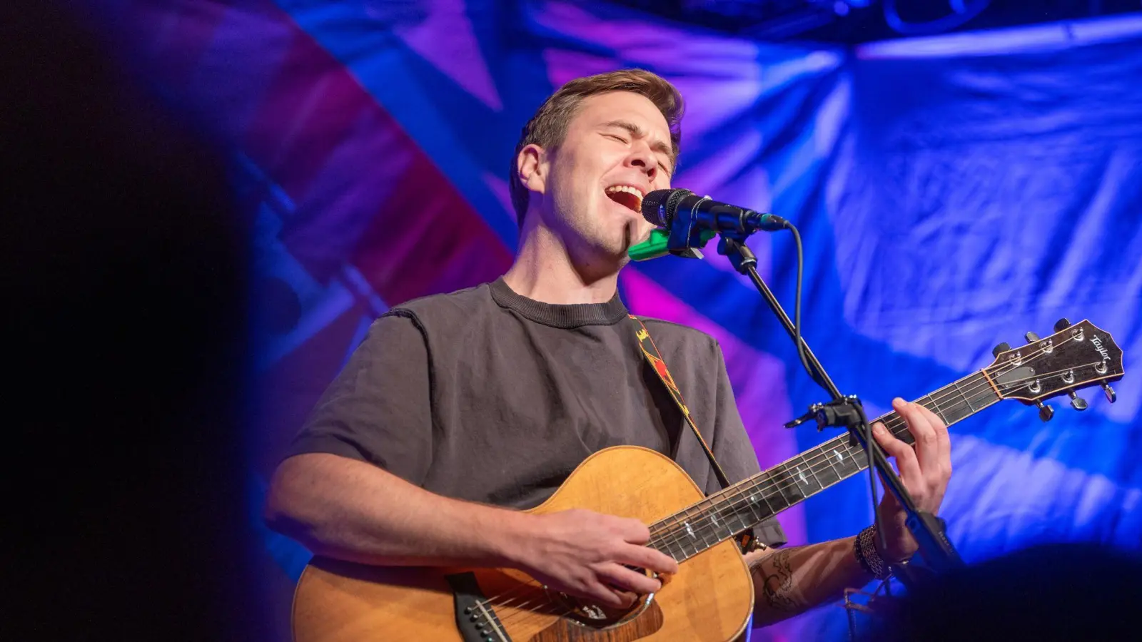 Rockt demnächst auch den Bierkönig am Ballermann: der oberbayerische Sänger Oimara.  (Bild: Leonie Asendorpf/dpa)