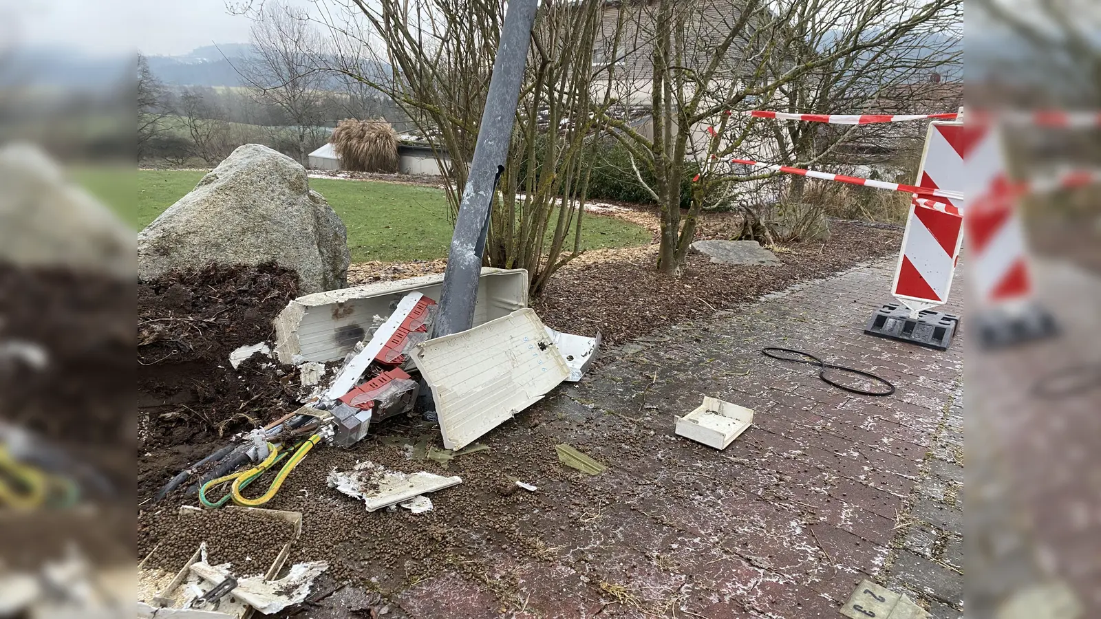 Das Streufahrzeug rammte Stromverteilerkasten und Straßenlaterne. (Bild: upl)