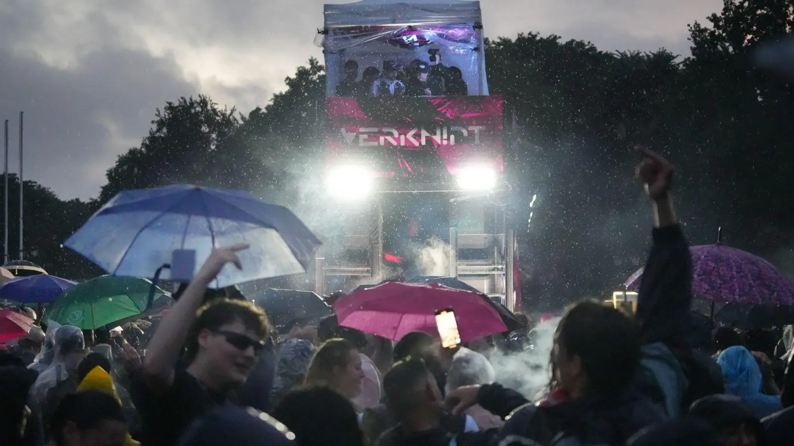 Sanitätsdienst und Feuerwehr mussten mehreren Teilnehmern der Techno-Parade „Rave the Planet“ behandeln. (Bild: Manuel Genolet/dpa)