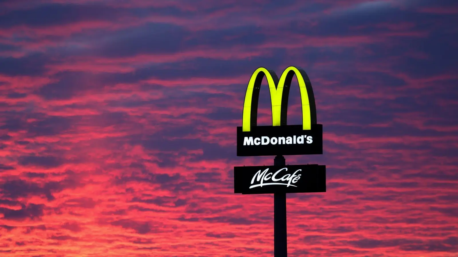 Bei McDonalds gab es weltweit Probleme. (Bild: Jan Woitas/dpa-Zentralbild/dpa)