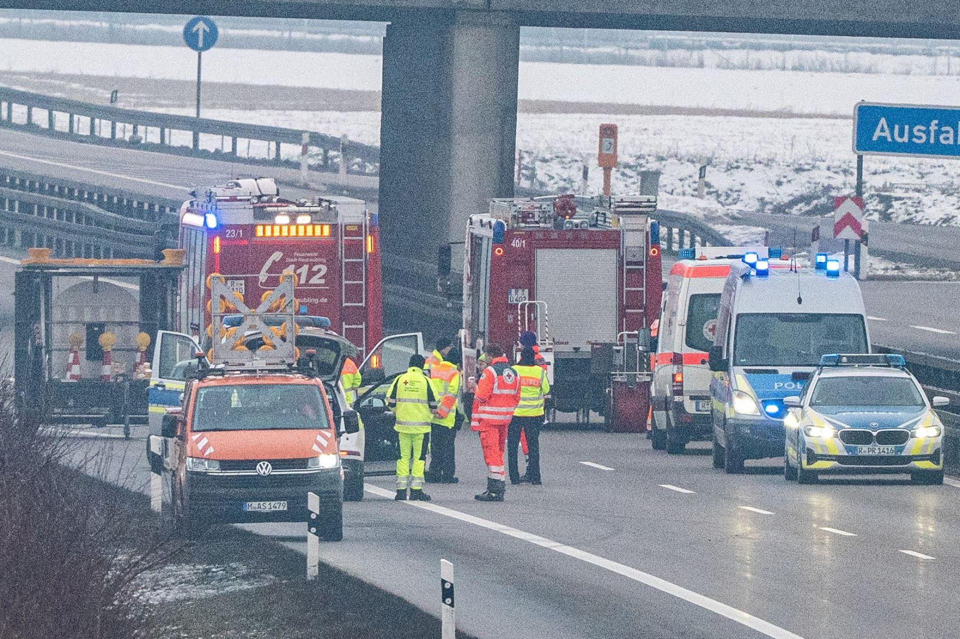 Die A3 blieb in Fahrtrichtung Passau bis zur Mittagszeit gesperrt. (Bild: Armin Weigel/dpa)