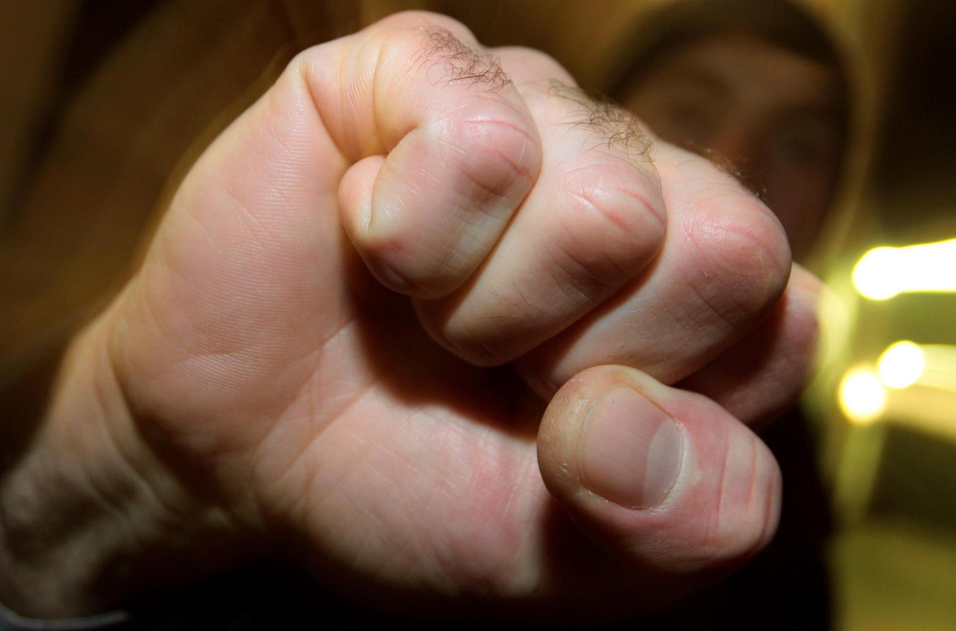 In einem Zug ist ein 19-Jähriger komplett eskaliert. Neben der Polizei versuchten ein Bundeswehrsoldat und ein anderer 19-Jähriger über den aggressiven Mann her zu werden.  (Bild: Bild Karl-Josef Hildenbrand, dpa)