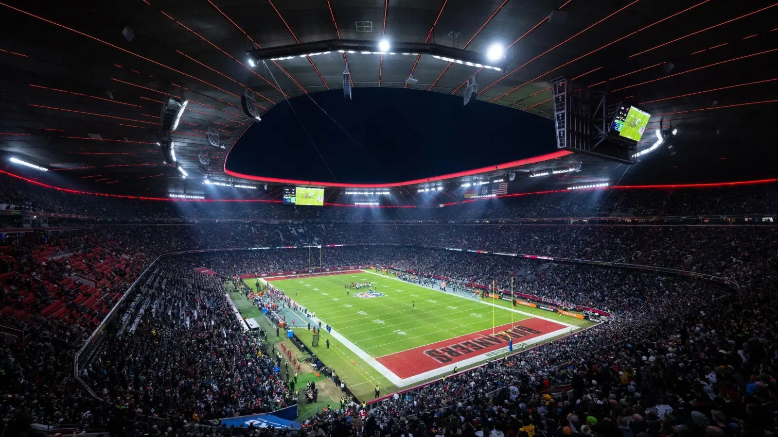 Hauptrunde in der Allianz Arena: Die Spieler von den Seattle Seahawks und den Tampa Bay Buccaneers in Aktion. 2024 findet wieder ein Football-Spiel der NFL in München statt. (Bild: Sven Hoppe/dpa)