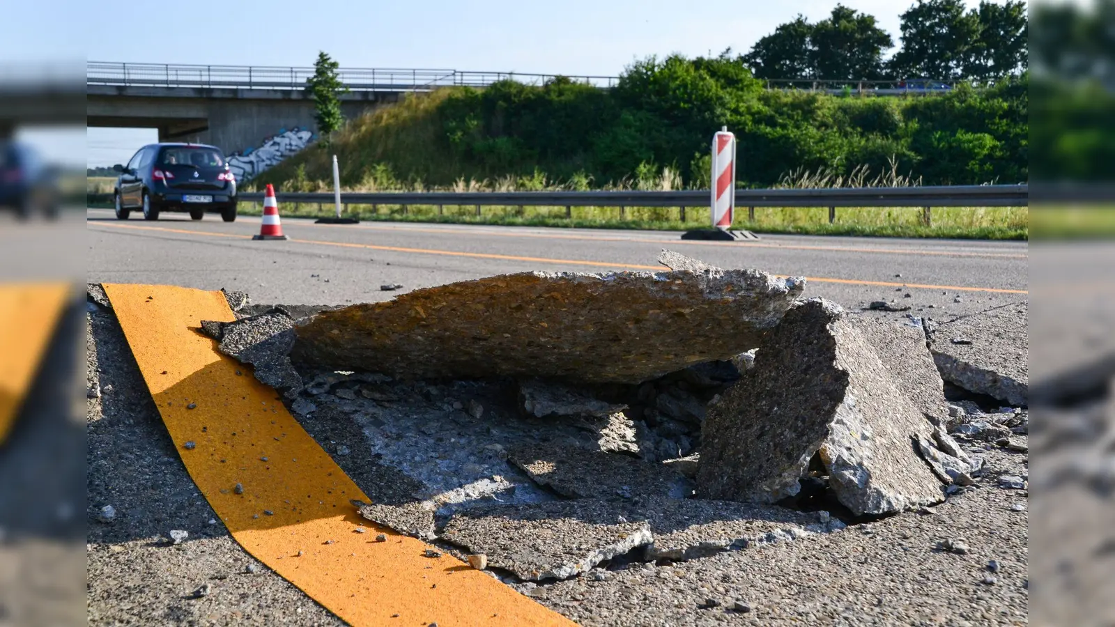 Blow-ups können starke Schäden verursachen. Aktuell ist der linke Fahrbahnstreifen auf der A93 in Richtung Regensburg wegen Blow-ups gesperrt.  (Symbolbild: Rene Priebe/dpa)