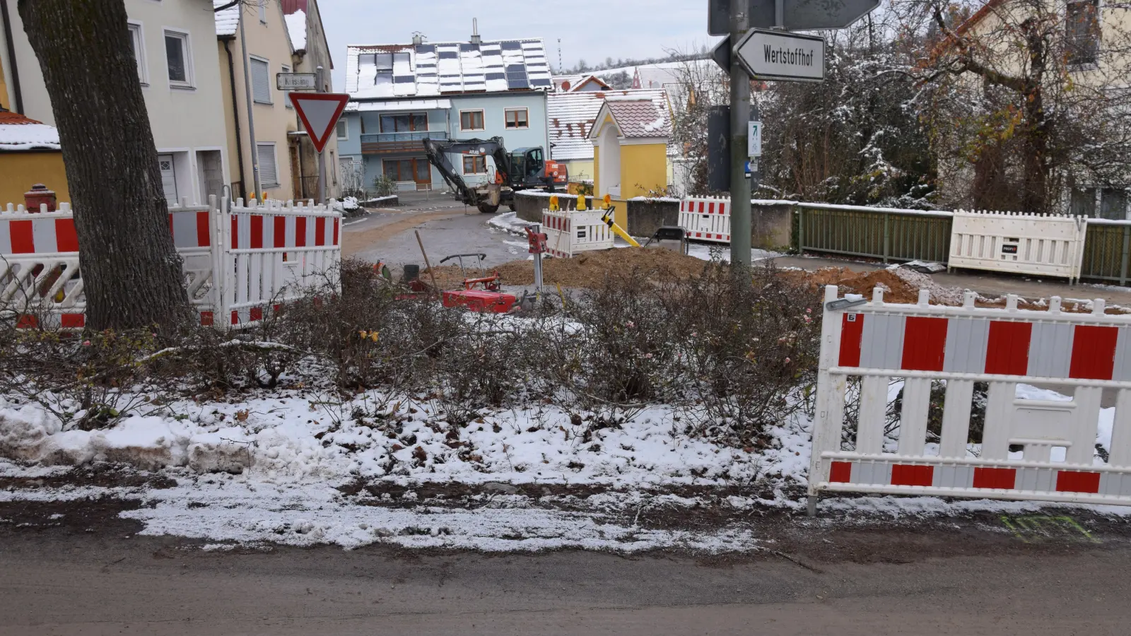 Die Baustelle an der Staatsstraße 2235 im Bereich der Jakobusstraße in Hohenburg wird derzeit derzeit winterfest gemacht. Die Arbeiten sollen im Frühjahr 2024 fortgesetzt weden. (Bild: bö)