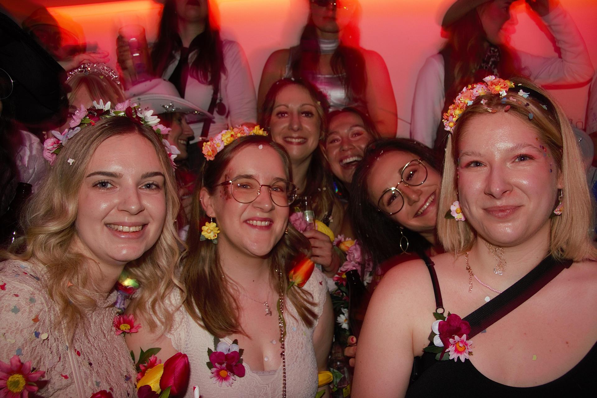 Zur Konfettiparty im Colomba war ordentlich Faschingslaune angesagt. (Bild: Marlin Nixdorf)