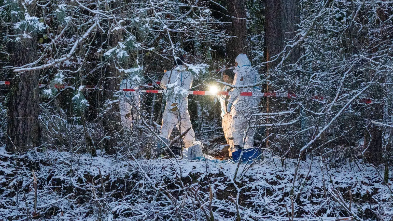 In einem Waldstück bei Alfeld - wenige Kilometer vom Wohnort der Vermissten aus Pommelsbrunn entfernt - fand die Polizei menschliche Überreste einer weiblichen Leiche. (Bild: Lars Haubner/NEWS5/dpa)
