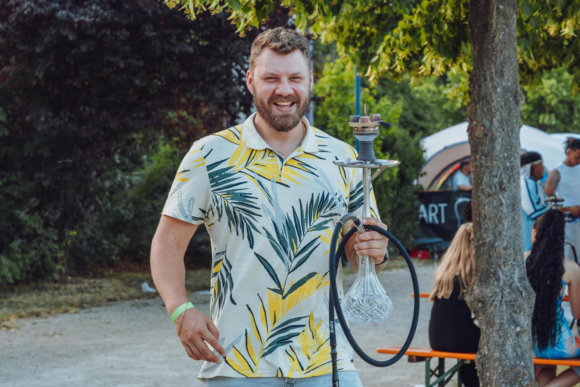 Shisha, Drinks und guter Hip-Hop. So war's am Hip-Hop BBQ in Amberg.  (Bild: Denise Helmschrott)