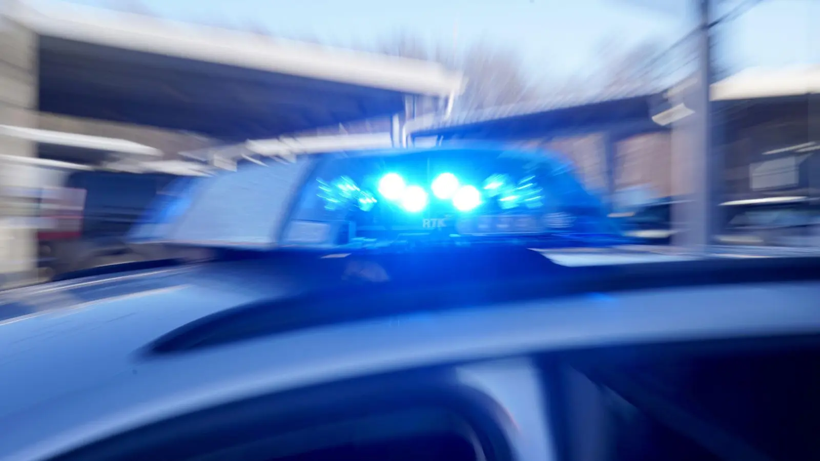 Als die Polizei zu einem Diebstahl in einem Supermarkt gerufen wird, hat sie keine Mühe den Täter festzuhalten. Er schlief seelenruhig seinen Rausch aus. (Symbolbild: Marcus Brandt/dpa)