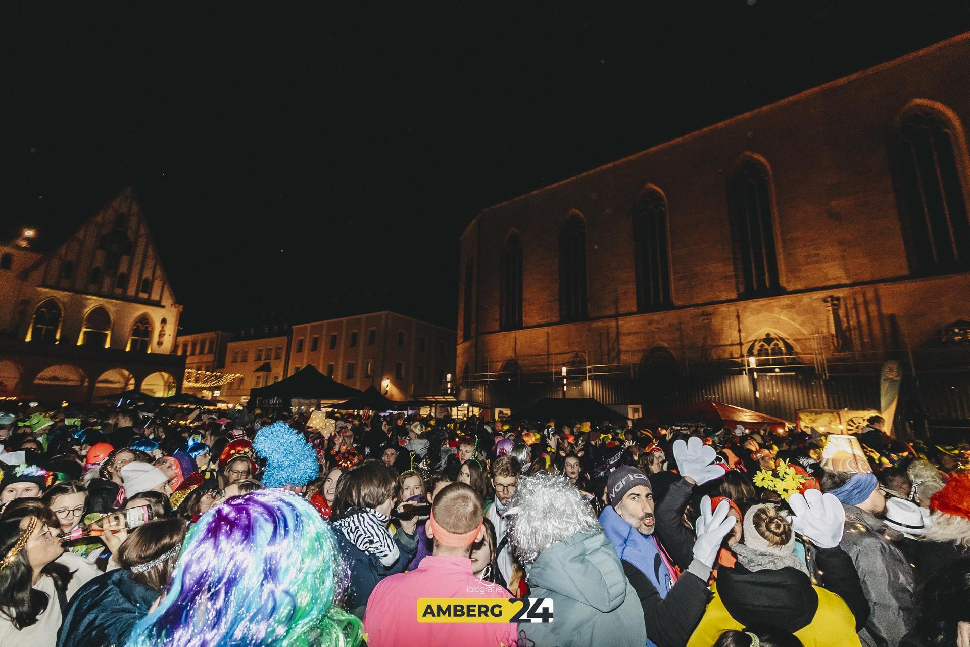 Amberger Hexennacht: Das war 2025 am Marktplatz los. Wir wünschen euch viel Spaß mit den Fotos.  (Bild: Leonie Hartung)
