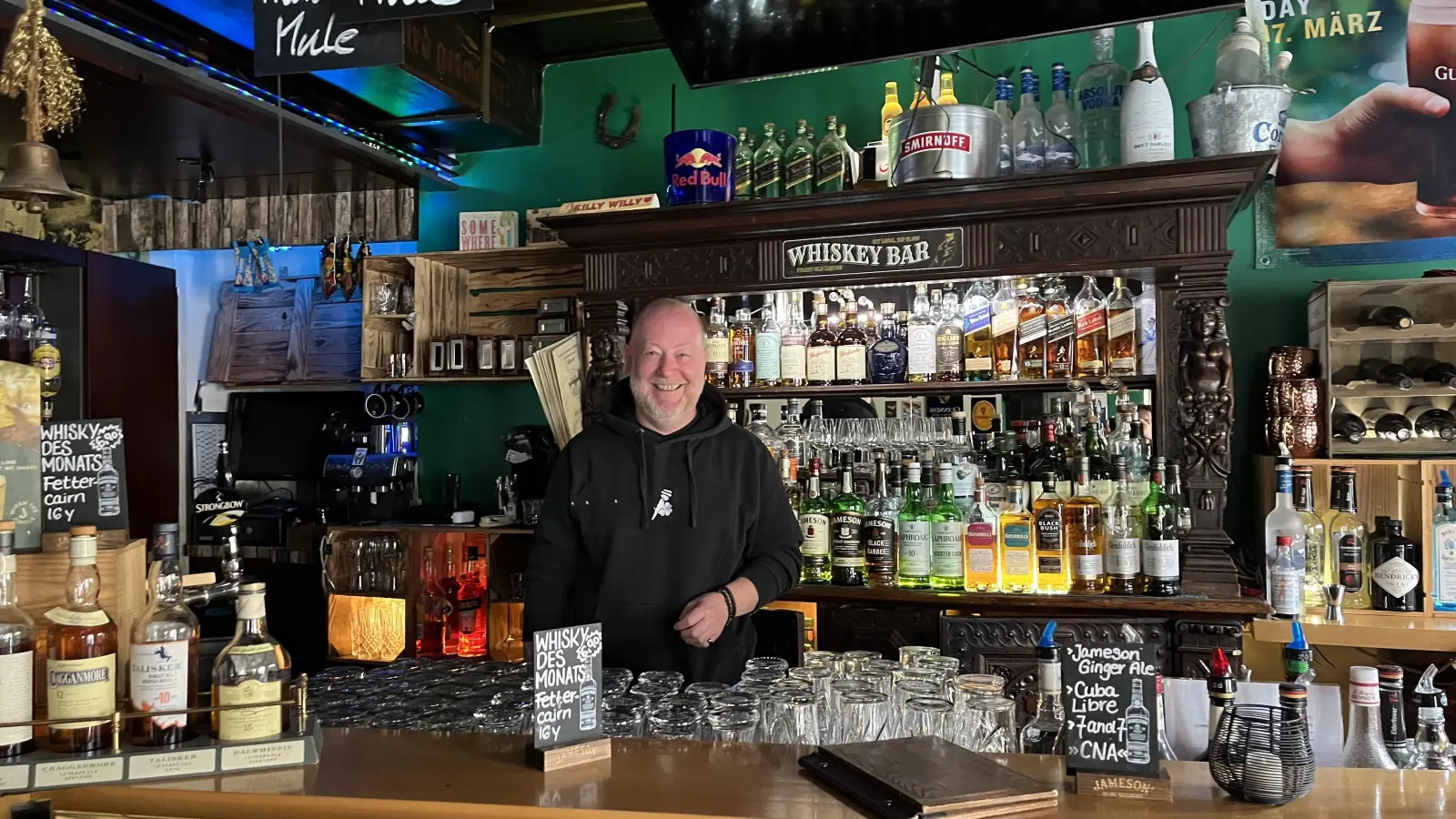 Martin Punzenberger vor seinem Whiskey-Schrank. (Bild: knz)