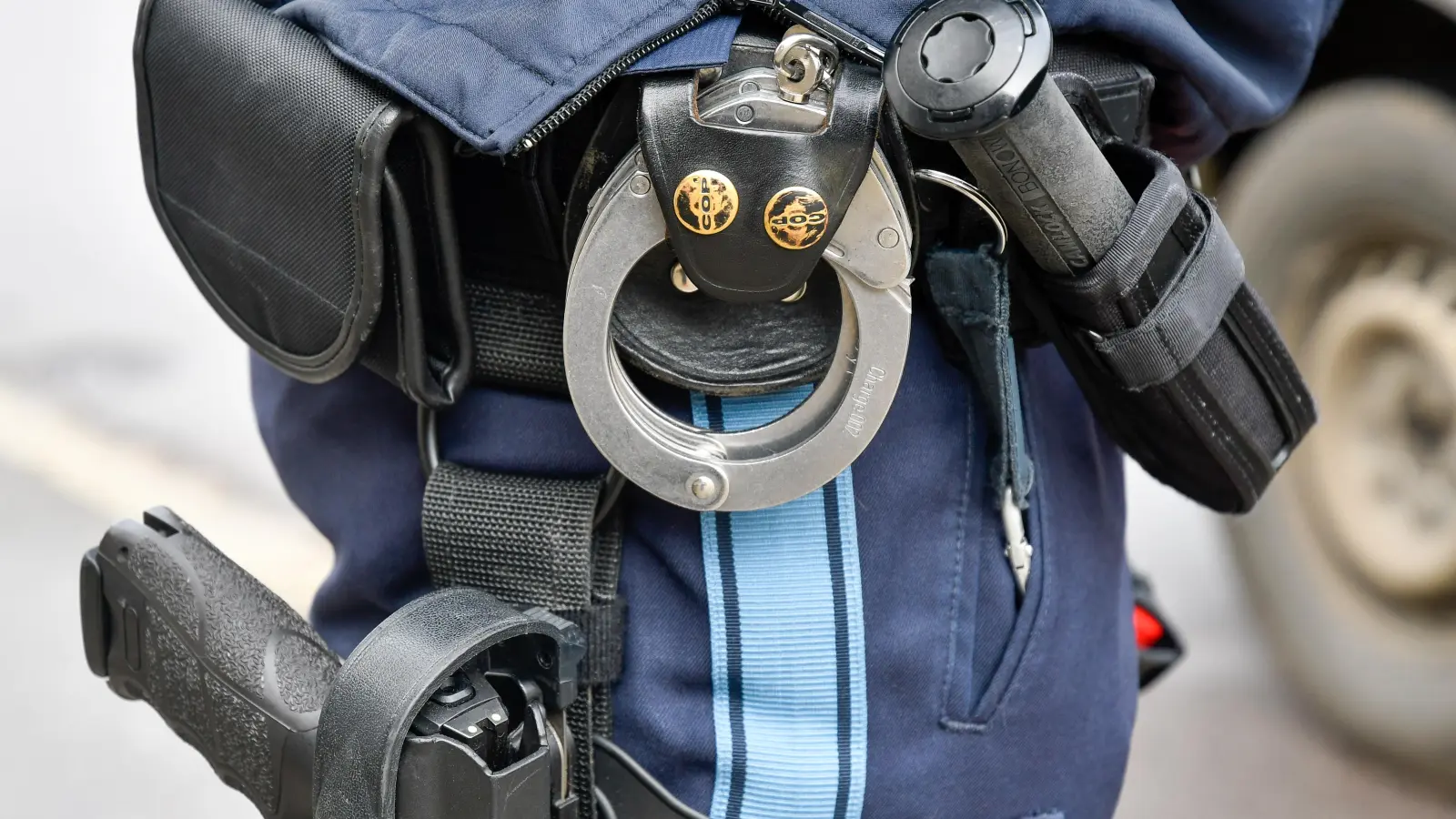 Eine 62-Jährige soll in Sulzbach-Rosenberg acht geparkte Autos beschädigt haben. Die Polizei nahm die Tatverdächtige fest. (Symbolbild: Petra Hartl)