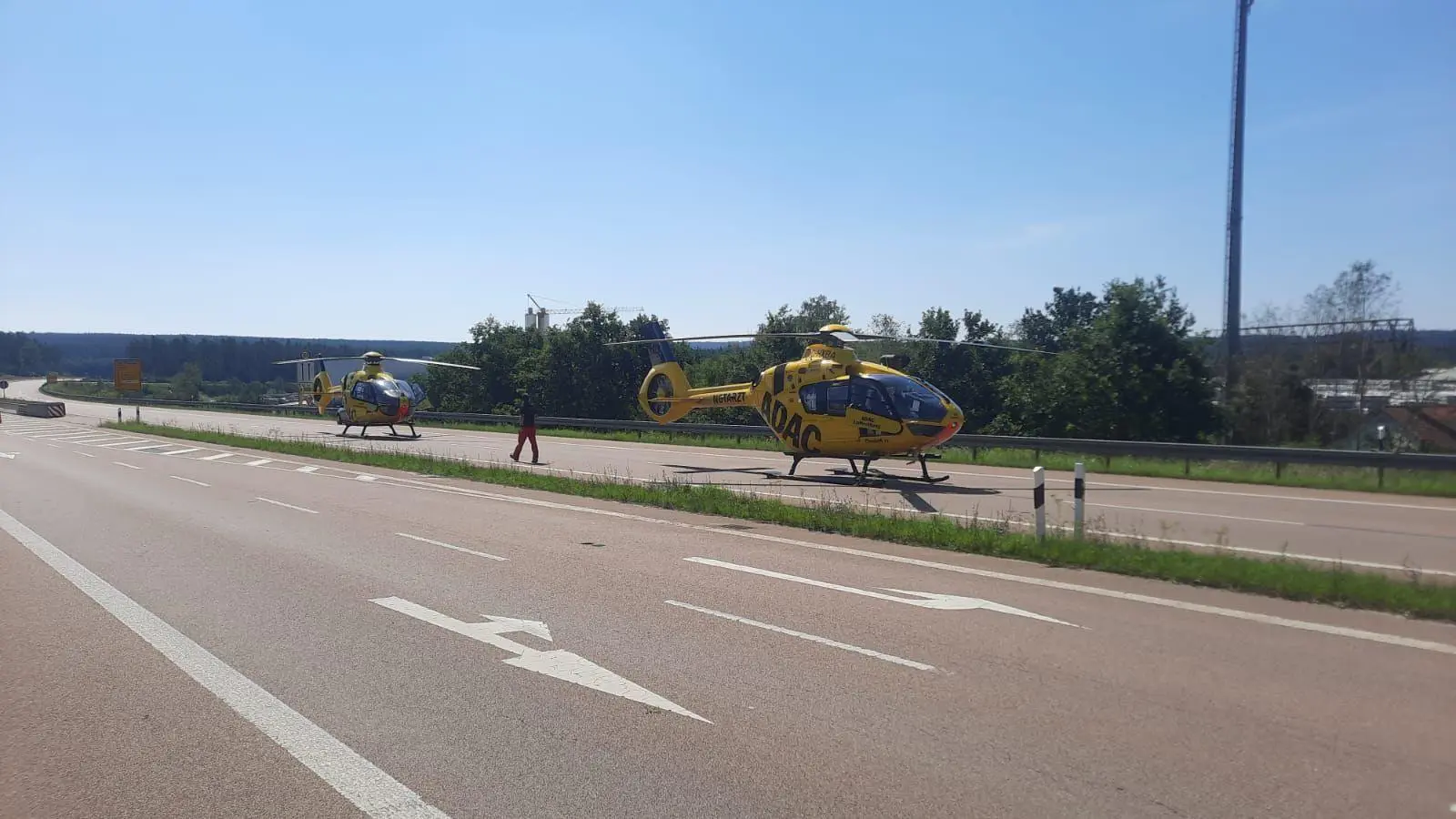 Auch Hubschrauber waren beim Unfall auf der B85 bei Amberg im Einsatz.  (Bild: Kreisbrandinspektion Amberg-Sulzbach)