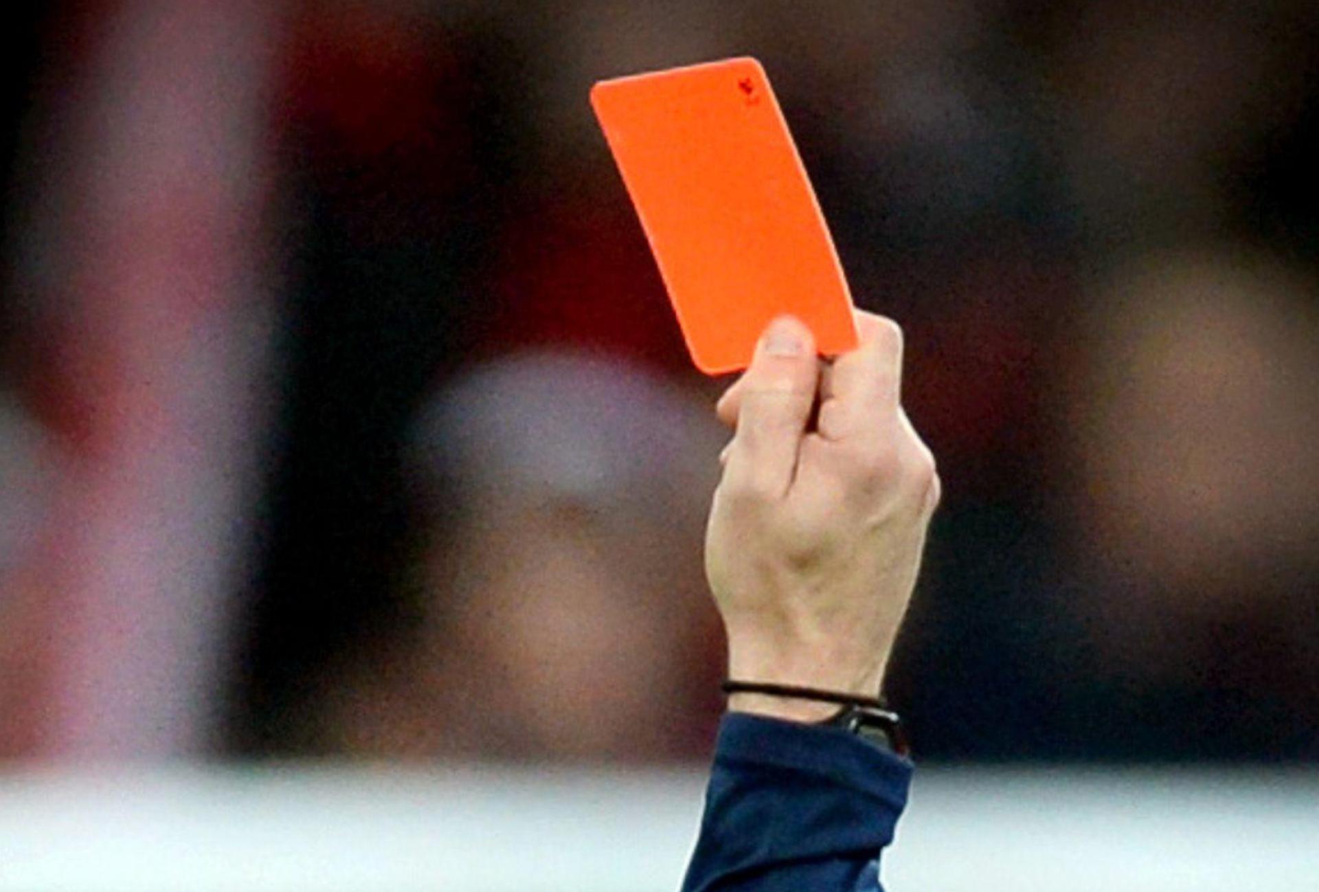 Rote Karte für Gewalt und Diskriminierung auf den Fußballplätzen. Im bayerischen Fußball kamen Vorfälle diesbezüglich in der Saison 2024/25 weniger oft vor als im bundesweiten Durchschnitt. (Bild: Patrick Seeger/dpa)