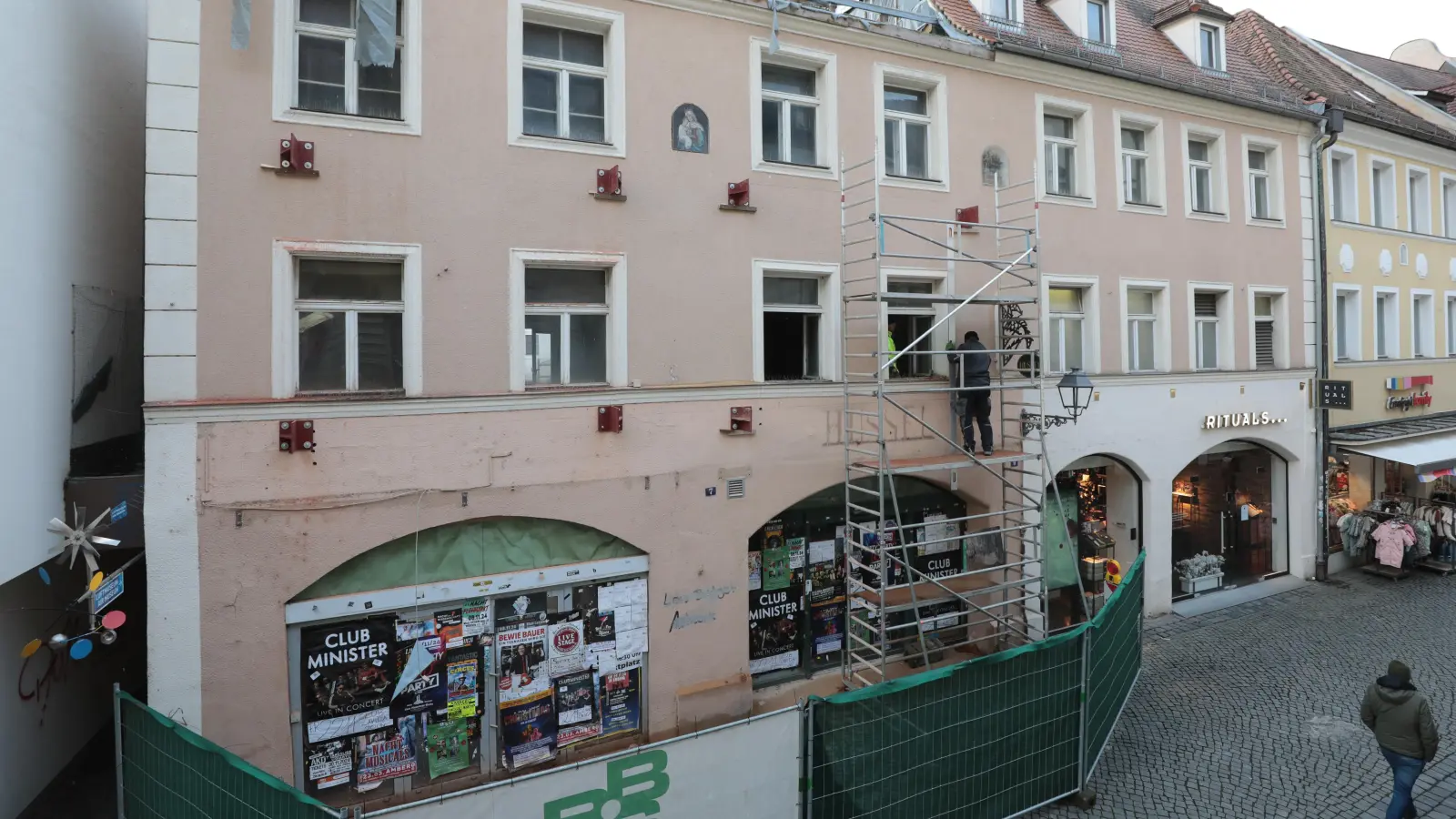 Es tut sich was beim Hussel-Haus – der Schriftzug „Hussel” ist verschwunden. Schon Ende nächsten Jahres soll im Erdgeschoss ein Einzelhandelsgeschäft einziehen. Darüber entstehen Mietwohnungen. (Bild: Wolfgang Steinbacher)