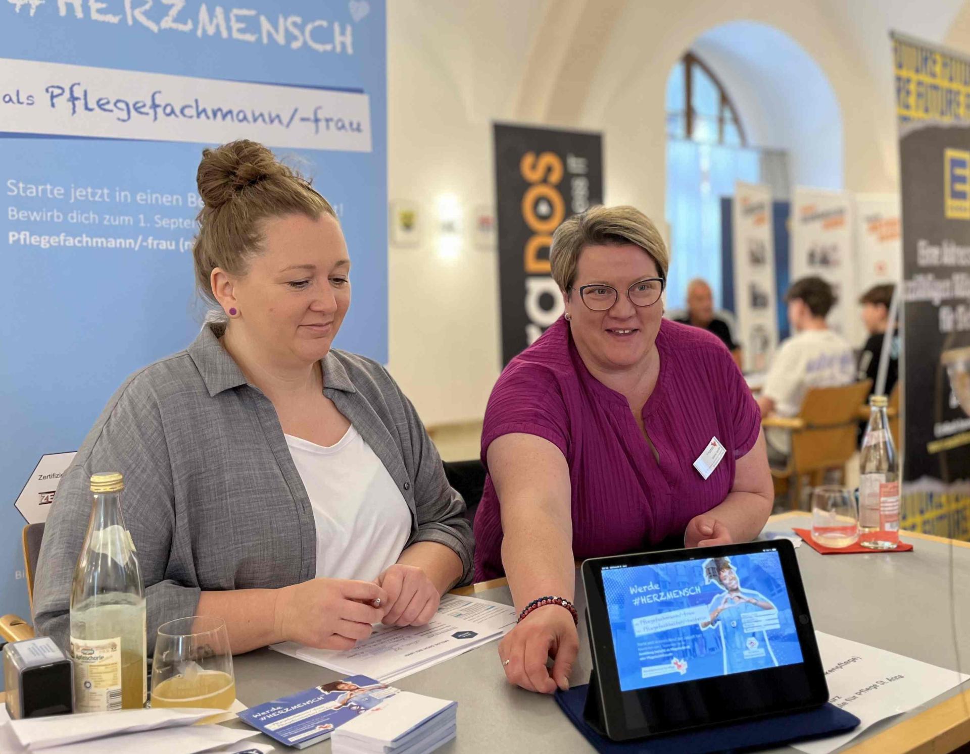 10 Minuten Zeit, um sich gegenseitig auszutauschen. Auch im vergangenen Jahr gab es ein „Speed-Dating zur Berufsorientierung“ im Landratsamt. (Bild: Martina Beierl)