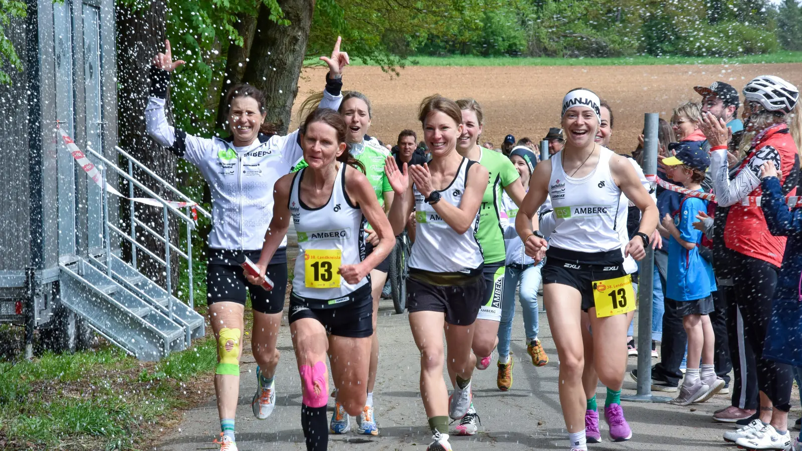 Die Damen vom CIS Amberg waren wieder nicht zu bezwingen. Schlussläuferin Silke Fersch sichert den 30. Titel in Serie.  (Bild: Stephan Huber)