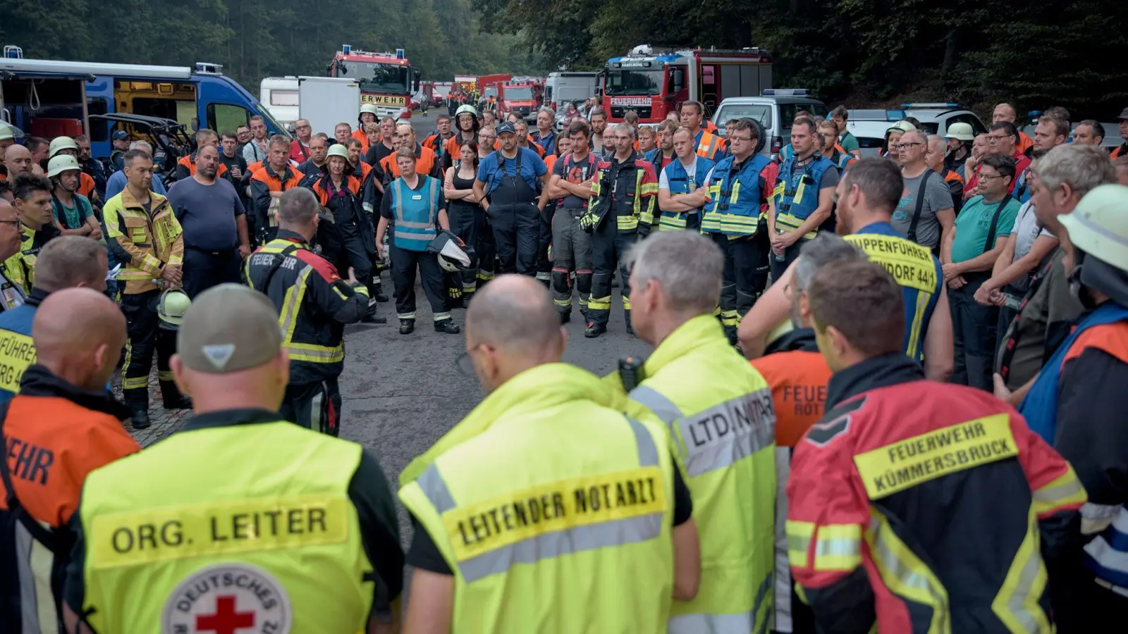 Einsatzkräfte sind bei einem Waldbrand im Einsatz. In der Nähe von Freudenberg im Landkreis Amberg-Sulzbach ist ein Waldbrand ausgebrochen. (Bild: Tizian Gerbing/dpa)