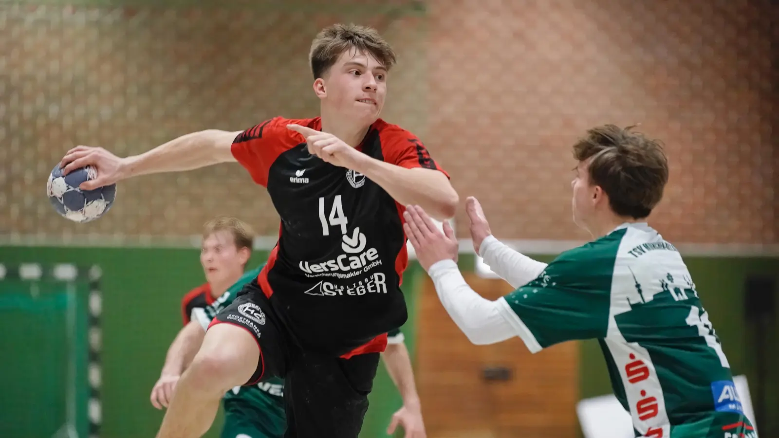 Valentin Weigl (links) vom HC Sulzbach setzt hier zum Sprungwurf an. (Bild: ref)