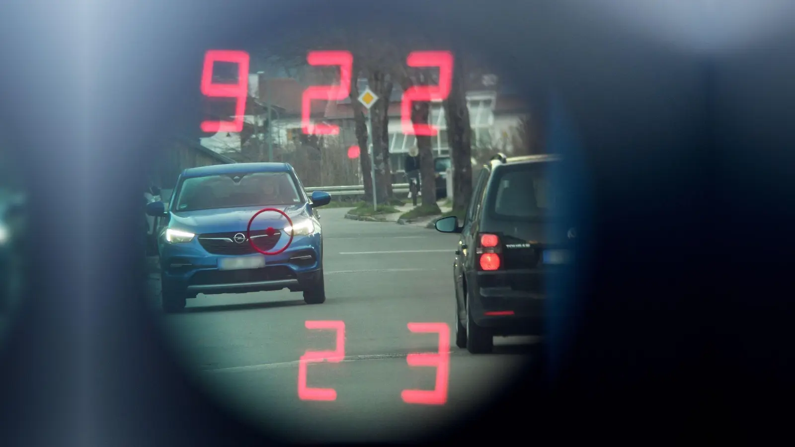 Blick durch das Innere eines Polizeiblitzers beim „Achten Bayerischen Blitzmarathon”. (Symbolbild: Angelika Warmuth/dpa)