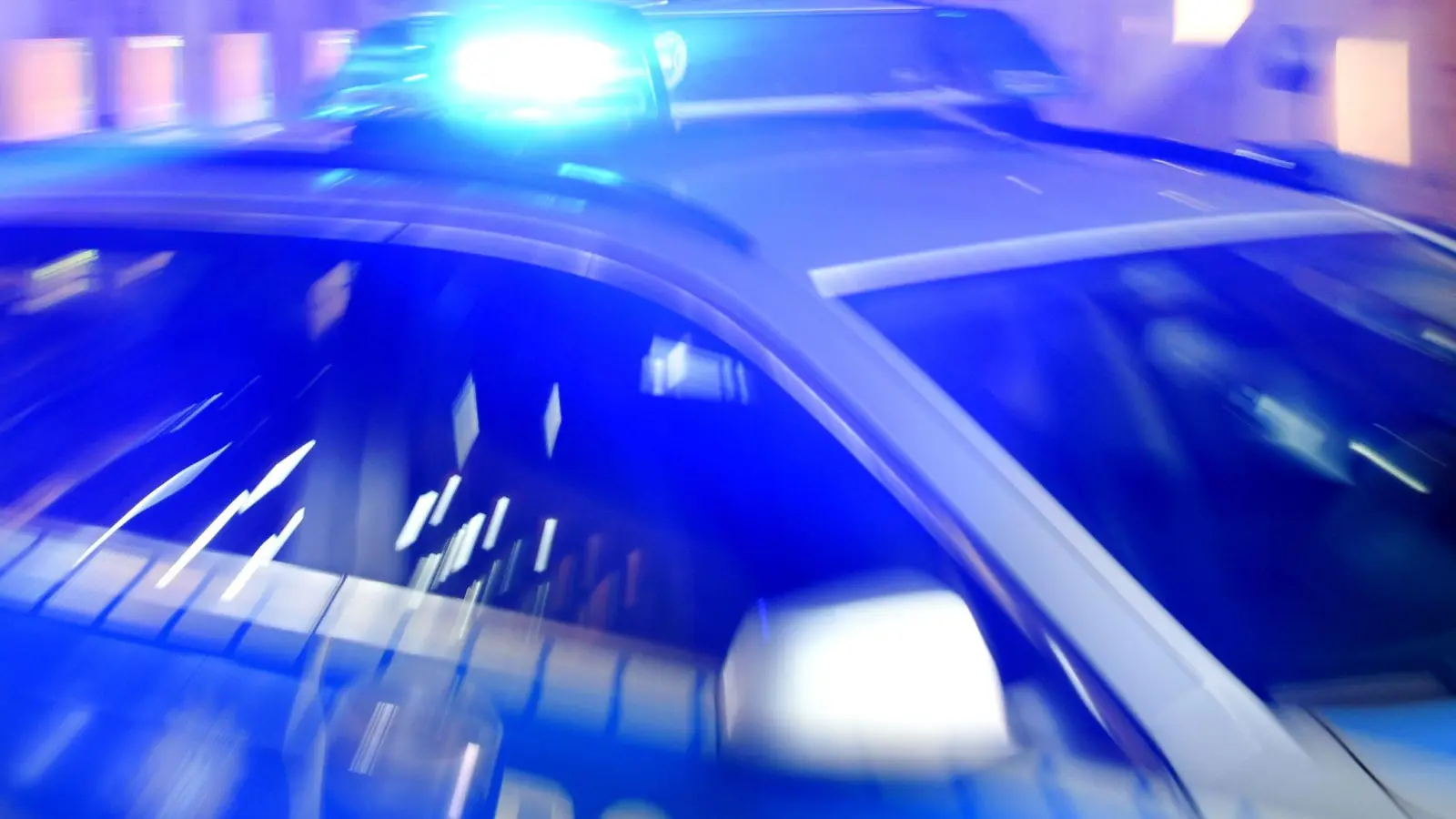 Die Polizei sucht Zeugen, nachdem ein Metallgartenzaun in Neukirchen durch ein größeres Fahrzeug beschädigt wurde.  (Symbolbild: Carsten Rehder/dpa)