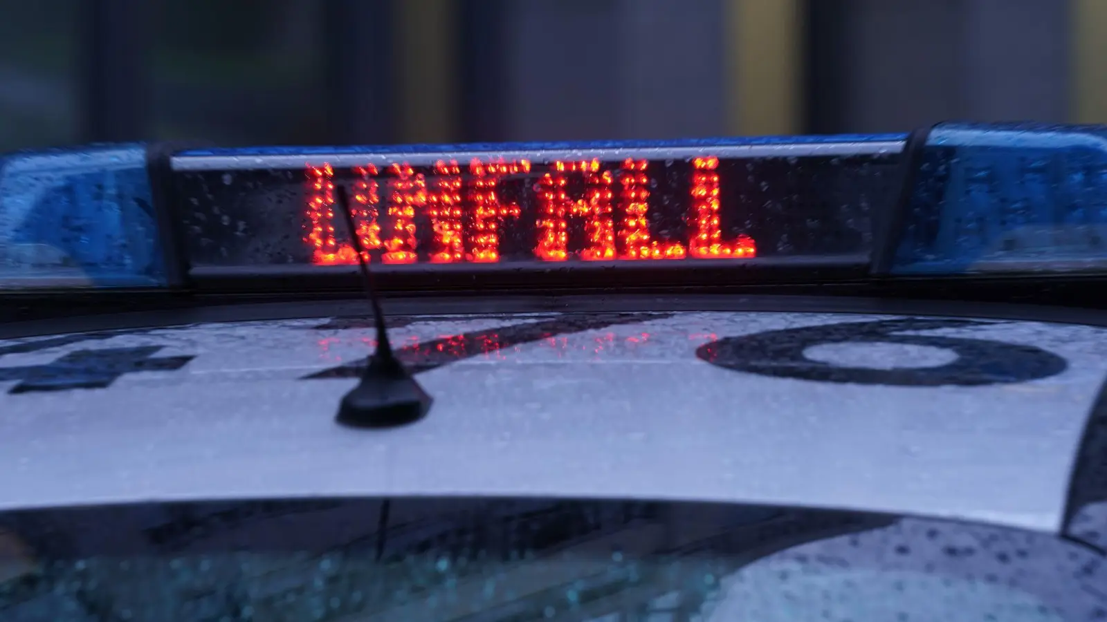 Bei einem schweren Autounfall eines 16-Jährigen im nordrhein-westfälischen Kürten sind am frühen Morgen vier junge Menschen ums Leben gekommen.  (Symbolbild: Marcus Brandt/dpa)