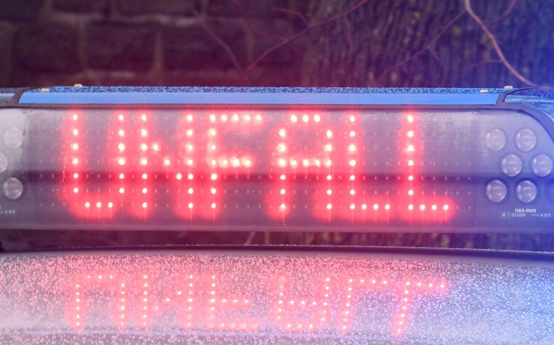 Ein Lkw hat auf der A3 bei Velburg im Landkreis Neumarkt mehrere hundert Liter Diesel verloren.  (Symbolbild: Carsten Rehder/dpa)